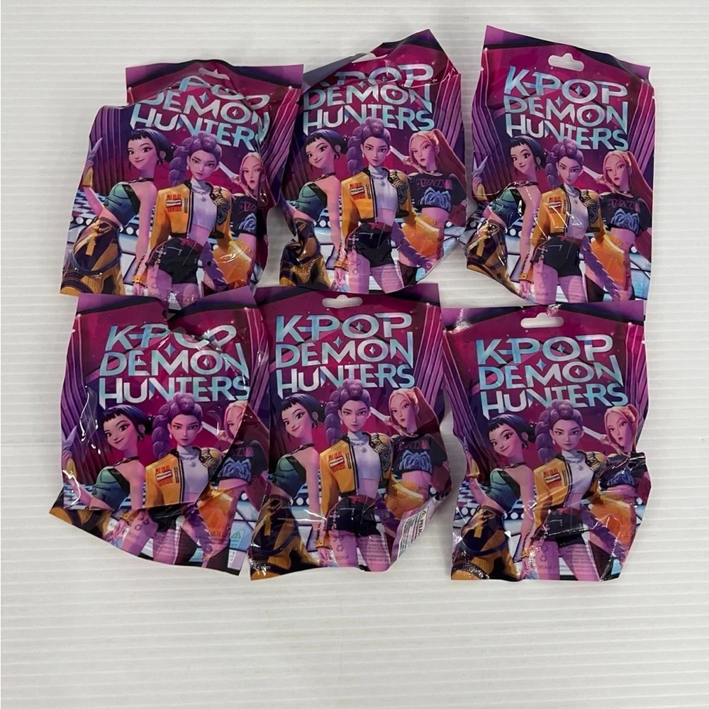 4 K-Pop Demon Hunters Collectible Mystery Figure Bags